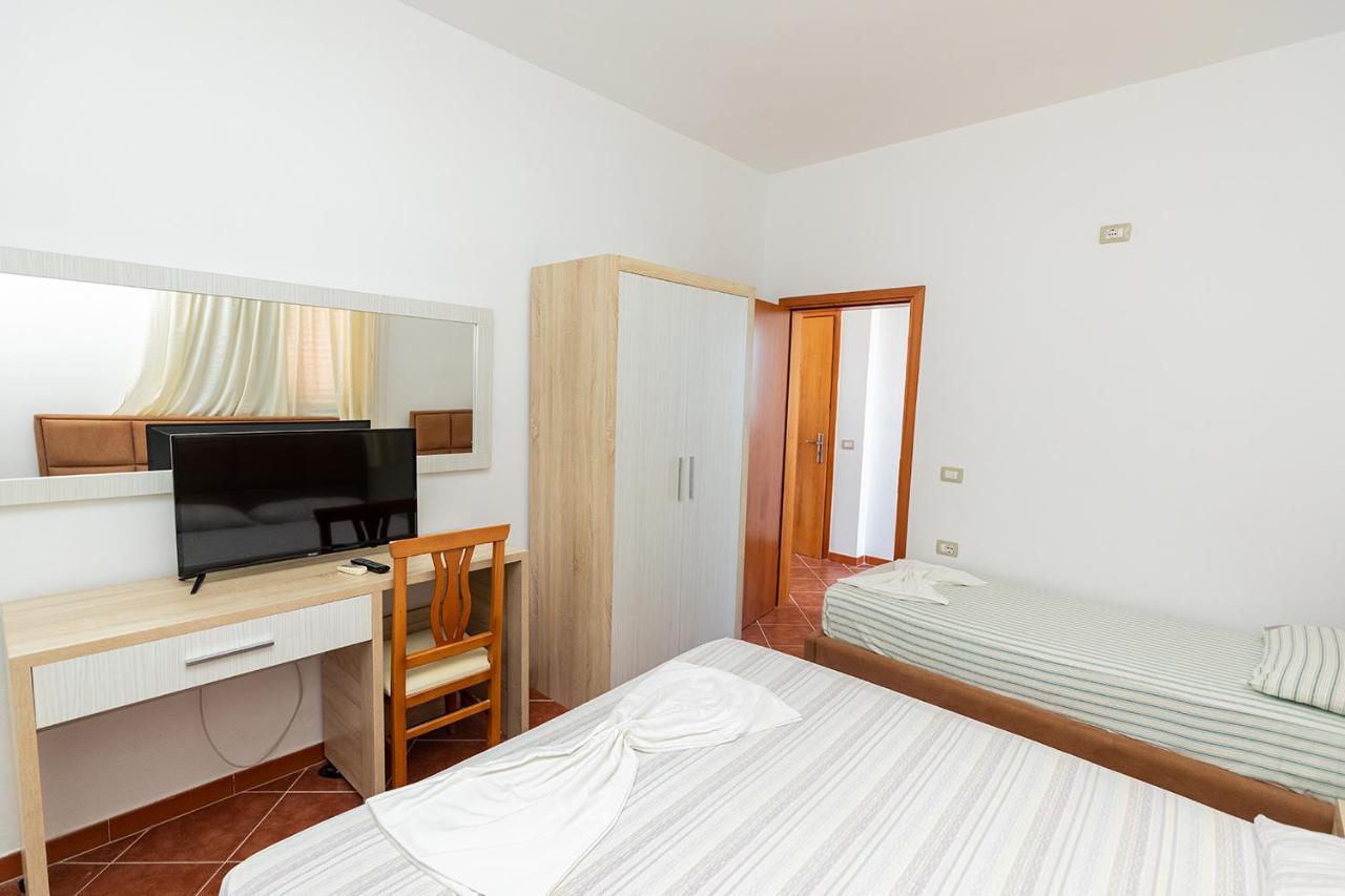 Hotel Dini Radhimë Eksteriør billede